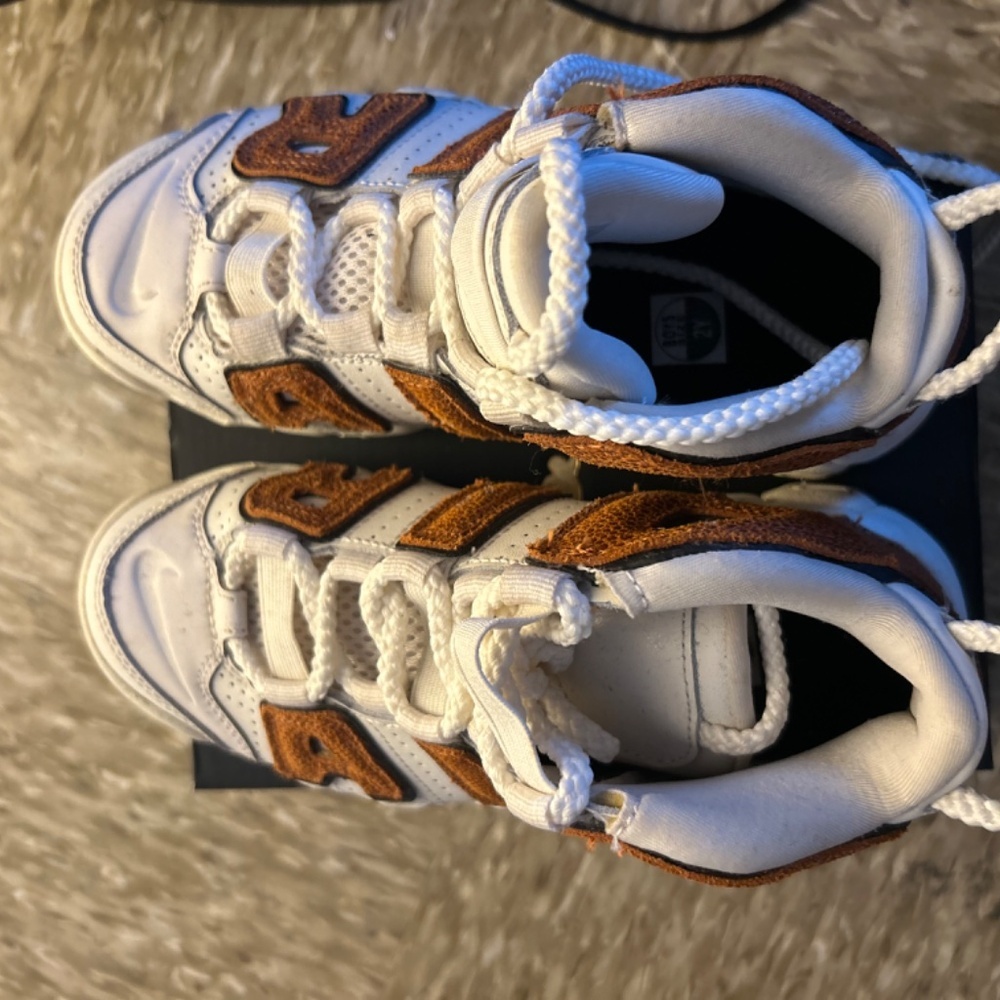 Size 2 Nike air sneakers - Picture 3 of 6